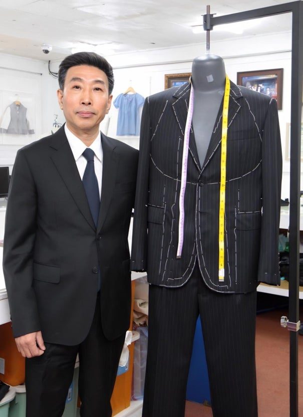 재킷을 입힌 마네킹 옆에 선 이관용 마스터